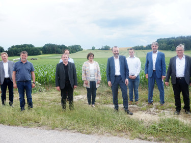 Gruppenfoto mit Manfred Weber auf Gurkenbetrieb