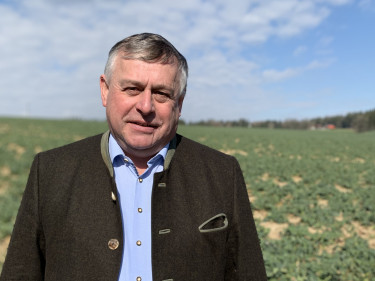 Bauernpräsident Walter Heidl auf einem Feld. 