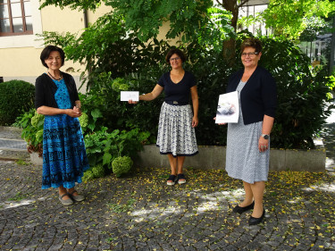 Landfrauen übergeben Scheck