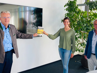 BBV-Generalsekretär Georg Wimmer überreicht die Klimaschutzstrategie des Verbandes an Kristina Frank