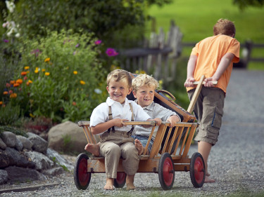 Die neue Lust aufs Land lockt viele Familien mit Kindern. 