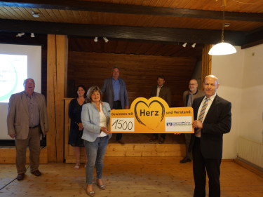 Übergabe Spendencheck der Raiffeisenbank Deggendorf-Plattling-Sonnenwald