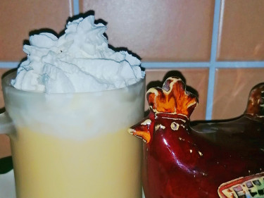 Eierpunsch und Huhn in Küche