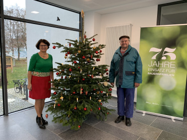Kreisbäuerin mit Christbaumlieferent