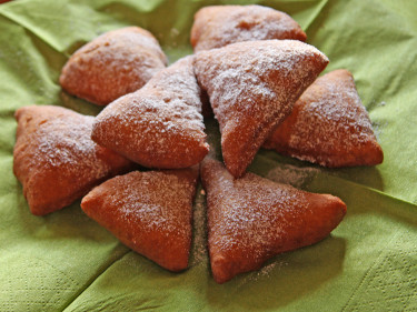 Die fertig gebackenen Mandazi