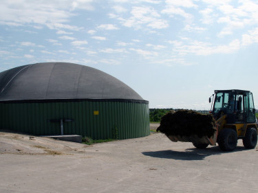 Hoflader vor einer Biogasanlage. 
