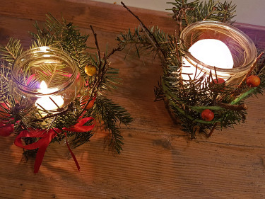 Kerzen in weihnachtlichen Gläsern