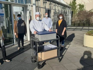 Übergabe der Spanferkel-Semmeln im Krankenhaus Schongau