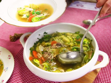 Eine Terrine voller Hühnersuppe