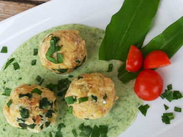 Knödel mit Bärlauch auf Teller