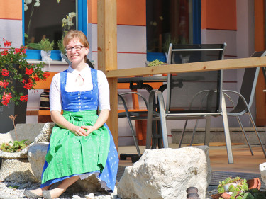 Bäuerin Elisabeth Meir aus Eching vor ihrem Café