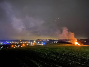 Manhnfeuer und Traktoren in der Nacht
