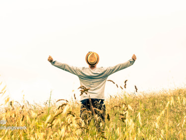 Ein Mann freut sich im Feld