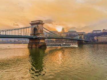 Die MS-A-Silver in Budapest an der Kettenbrücke