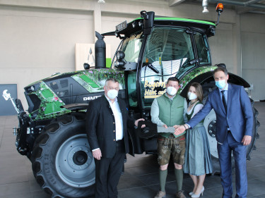 Übergabe des BBV Blühtraktors