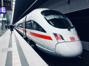 Ein ICE-Zug am Bahnsteig