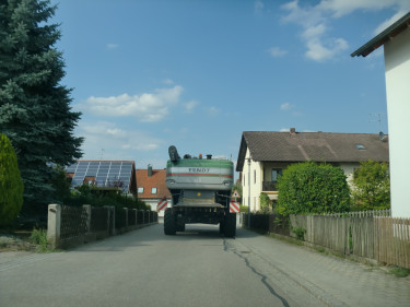 Mähdrescher im Wohngebiet