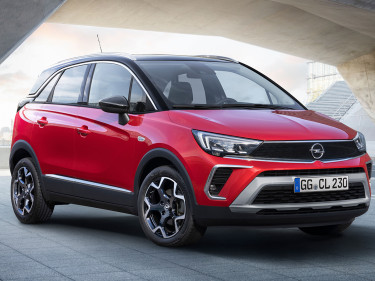 Ein roter Opel Crossland auf der Straße