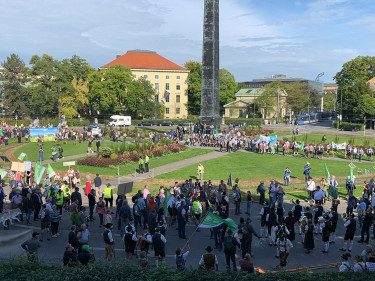 Demozug auf dem Karolinenplatz