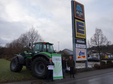 Kronacher Bauern protestieren vor Aldi in Stockheim