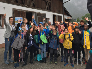 Klasse 4b der Grundschule mit Christine Singer und Lisa Krötz