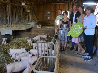 Familie Doll, Ely Eibisch, Biokönigin Raphaela und Rita Götz im Ferkelstall