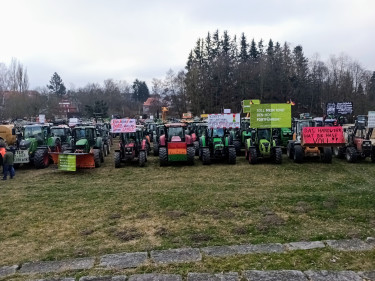 Schlepper aufgereiht mit Protesttafeln an der Frontseite