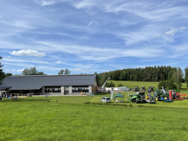 Blick auf Buchberghof mit Maschinenausstellung