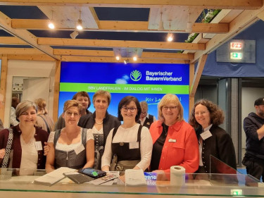 Die Bayerischen Landfrauen mit Kreisbäuerin Sabine Asum und der Landesbäuerin aus Südtirol am BBV Stand auf der Grünen Woche 2025