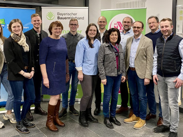 Tauschten sich über aktuelle Themen der Agrarpolitik und über eine konstruktive Zusammenarbeit aus: Vertreter der BJB, KLJB und BBV mit BBVNextGeneration. (v.l. Magdalena Königsbauer (BJB), Maria-Theresia Kraus (BJB), Thomas Solleder (BJB), Rita Götz (BBV), Josef Haßlbeck (KLJB), Christina Klarl (KLJB), Ely Eibisch (BBV), Claudia Erndl (BBV), Peter Huber (BBV), Hubert Hofmann (BBV), Siegfried Jäger (BBV) und Sebastian Krinner (BBVNextGeneration)