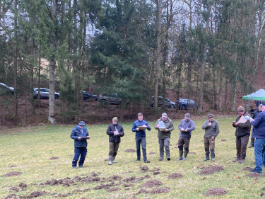 Foto zeigt interessierte Praktiker beim Üben von einem Wildschweinschaden auf einer Grünlandfläche