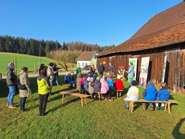 Schulklasse bei der Einführung in die Aktivwochen auf dem Betrieb Resch in Mainburg