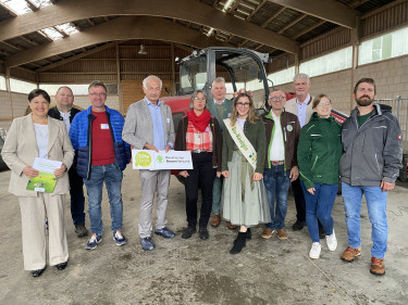 v.l.n.r: Erste Bürgermeisterin Angela Hofmann, BBV-Geschäftsführer Harald Köppel, BBV-Landesfachausschusses-Mitglied Martin Gebhardt, BBV-Direktor Dr. Wilhelm Böhmer, BBV-Kreisbäuerin Marina Herr, Kreisobmann Klaus Siegelin, Bio-Königin Anna-Lena II, Herbert Hanna, BBV-Präsident Hermann Greif mit Isabell Petschner und Alexander Hanna im Rahmen der Bio-Bayern-Tour 2025 am Tag des offenen Hofes in Kronach.