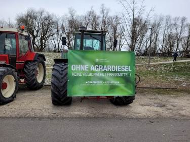 Schlepper mit Plakat