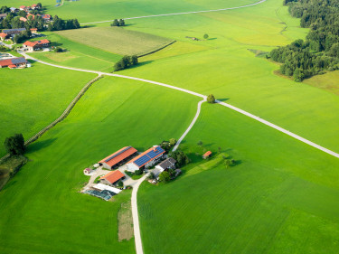 Bauernhof und Landschaft von oben