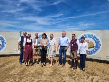 Hermann Greif, BBV-Ackerbaupräsident, Johanna und Johannes Wittmann, Betriebsleiter, Michaela  Kaniber, Bayerische Landwirtschaftsministerin, Claudia Steininger, Marketing Bayerische Kartoffel, Konrad Zollner, Vorstand der Landesvereinigung der Erzeugergemeinschaften, Franz Wittman, Vorstand Erzeugergemeinschaft Plattling, Annette Freibauer, Vizepräsidentin Wissen der LfL