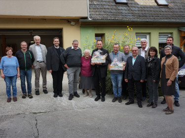 v.l.n.r.: Maria Böhmer, Josef Grimm (stelv. Vorsitzender kat. Landvolk), Dr. Wilhelm Böhmer (Direktor Ofr. & Ufr.), Detlef Pötzel (Pfarrer), Hans-Jürgen Scheerbaum (Bürgermeister), Johanna Böhmer, Herwig Gössl (Erzbischof), Daniel Böhmer, Edgar Böhmer, Werner Nützel (Geschäftsführer BA & FO), Hermann Greif (Bezirkspräsident), Beate Opel (Bezirksbäuerin), Marion Warmuth (stelv. Bezirksbäuerin), Tobias Kemmer (Kreisobmann BA)