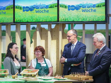 Grüne Woche: Bundeskanzler Merz am Landfrauen-Stand