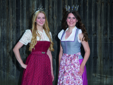 (v. l.) Milchprinzessin Verena Wagner und Milchkönigin Elisabeth Heimerl