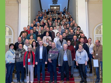 Gruppenbild im Bayerischen Landtag mit den Teilnehmern der Lehrfahrt und MdL Peter Tomschako 