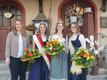 V.l.n.r Miriam Adel Vorsitzende Spargel Erzeugerverband eV, Vanessa Brunner, Spargelprinzessin Knoblauchsland, Luisa Häring, amtierende Fränkische Spargelkönigin, Veronika Hussnätter, jetzt ehemalige Fränkische Spargelkönigin