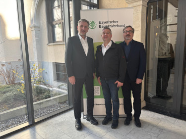 BBV-Präsident Günther Felßner, KBM-Vorsitzender Florian Hierl und Robert Freutsmiedl, Geschäftsführer MR Digital, besiegeln die vertiefte Zusammenarbeit im Bereich Digitalisierung und Nährstoffmanagement.