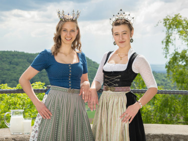 Bayerische Milchkönigin Julia Decker und die neue Bayerische Milchprinzessin  Annika Riefler