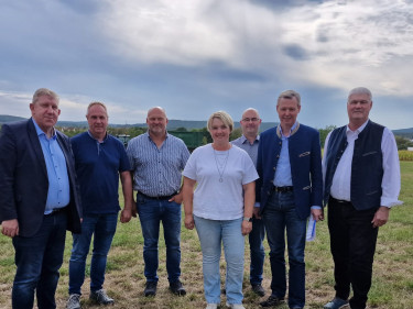 Vertreter aus Politik, Landwirtschaft, Fachverband Biogas und Bauernverband trafen sich wegen Nachbesserungsbedarf zum geplanten EEG-2027: Mit dabei waren unter anderem die Bundestagsabgeordneten Andreas Schwarz und Thomas Silberhorn sowie BBV-Bezirkspräsident Hermann Greif.