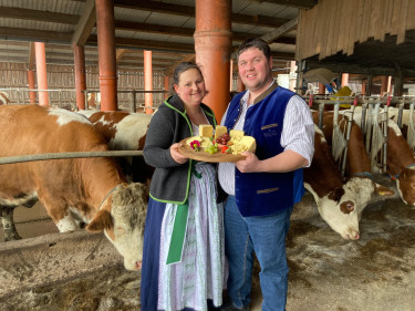 Barbara und Peter Grabmaier stehen in ihrem Stall