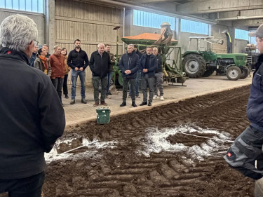 Bodendruck kann stark reduziert werden, wenn bei Nutzfahrzeugen der Reifendruck auf 0,6 bar gesenkt wird. Im Praxisteil des Bodenschutztages in Triesdorf demonstrierte dies das Team der Landwirtschaftlichen Lehranstalten (LLA) den Teilnehmern in der Bodenhalle.