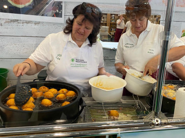 Landfrauen backen Schmalzgebäck auf der Verbrauchermesse CONSUMENTA in Nürnberg Ende Oktober.