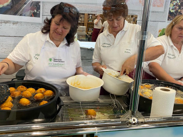 Landfrauen backen Schmalzgebäck auf der Verbrauchermesse CONSUMENTA in Nürnberg Ende Oktober.