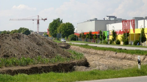 Ein Feld wird für das wachsende Gewerbegiebt geopfert, mehr Fläche wird versiegelt