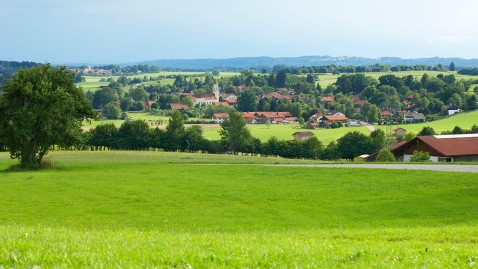 In vielen Regionen Bayerns prägen Bauernhöfe im Nebenerwerb die Landschaft